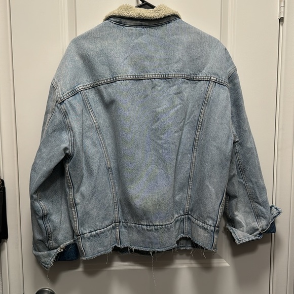 Levi’s Women’s Oversized Denim Jacket w/ Sherpa - Picture 3 of 3